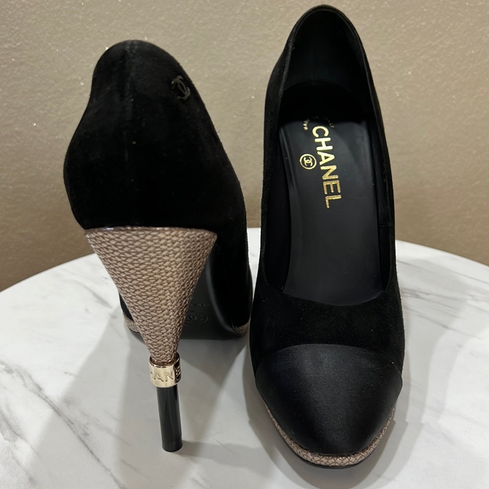CHANEL Black Suede CC Logo| Gold Heel Pumps G32233 | Size EU 40